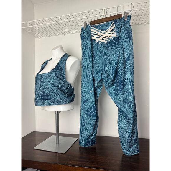 Fabletics Powerhold Blue Paisley Sports Bra and 7/8 Leggings Set size 3/4X NWOT - Picture 5 of 8